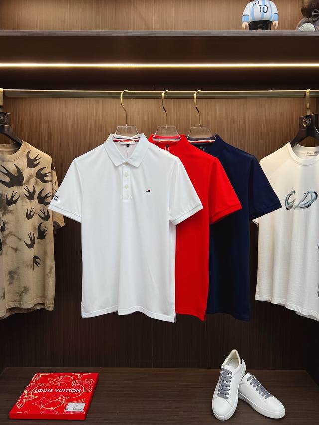 p220 Tb 2025 夏季新款男士翻领Polo衫，解锁意式优雅。领口设计是整件短袖的点睛之笔，简约线条勾勒出利落造型，标志性品牌Logo以精致的刺绣工艺呈现
