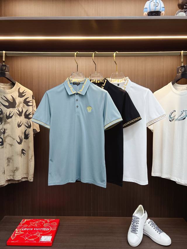 p220 范思哲 2025 夏季新款男士翻领Polo衫，解锁意式优雅。领口设计是整件短袖的点睛之笔，简约线条勾勒出利落造型，标志性品牌Logo以精致的刺绣工艺呈