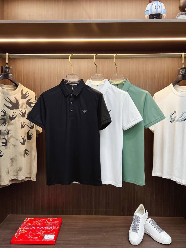 p220 Armani 阿玛尼 2025 夏季新款男士翻领Polo衫，解锁意式优雅。领口设计是整件短袖的点睛之笔，简约线条勾勒出利落造型，标志性品牌Logo以精