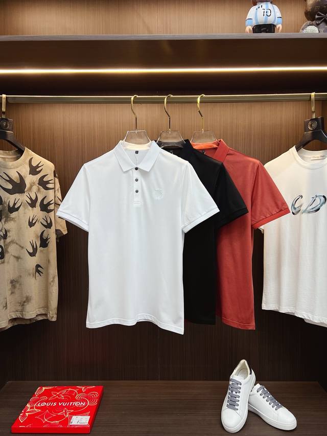 p220 Lp 2620 夏季新款男士翻领Polo衫，解锁意式优雅。领口设计是整件短袖的点睛之笔，简约线条勾勒出利落造型，标志性品牌Logo以精致的刺绣工艺呈现