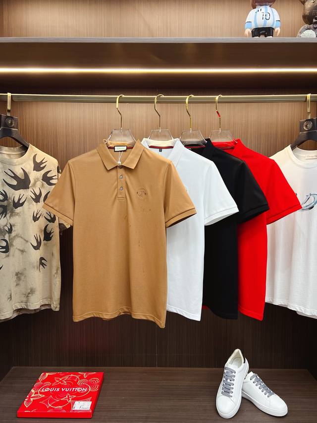 p220 Gucci 古奇 2025 夏季新款男士翻领Polo衫，解锁意式优雅。领口设计是整件短袖的点睛之笔，简约线条勾勒出利落造型，标志性品牌Logo以精致的
