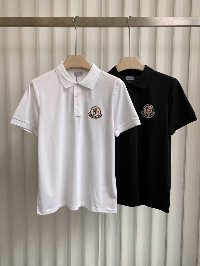 p230 Mon&Cler 25春夏新品大标马赛克刺绣标识标识Polo衫，领口饰有三扣门襟，定制60支双丝光珠地棉面料；黑色 白色 M～Xxxl
