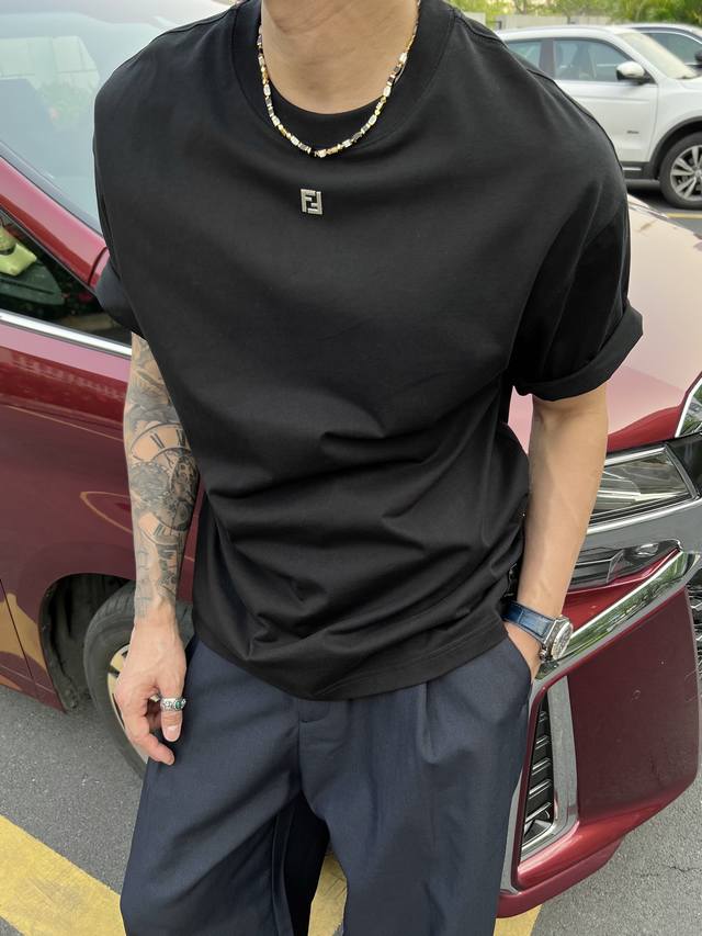 220。宝子们看过来！Fendi 2025新款T恤绝绝子~Ff金属Logo徽标超亮眼，纯棉材质舒适透气，宽松圆领半袖，百搭属性拉满~ 颜色：黑、白 码数：S-X