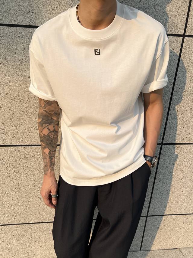220 宝子们看过来！Fendi 2025新款T恤绝绝子~Ff金属Logo徽标超亮眼，纯棉材质舒适透气，宽松圆领半袖，百搭属性拉满~ 颜色：黑、白 码数：S-X
