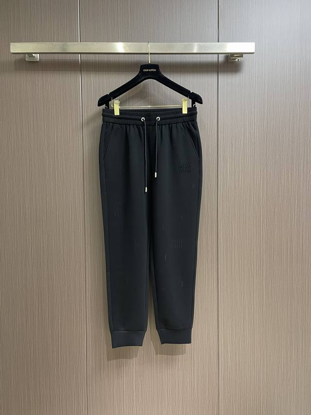 p260 Miumiu 2025Ss新款休闲卫裤，面料透气舒适，腰部弹力带设计，上身松弛感满满，手感软糯！质感细腻，精密Logo标识刺绣。打造别具一格的时尚韵味