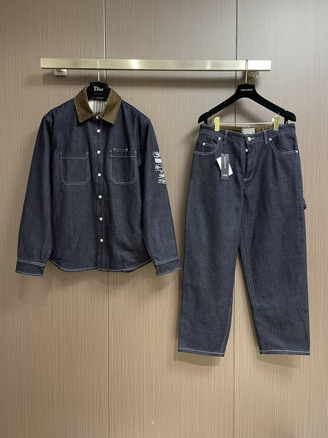 上衣 P360 Dior 新款牛仔夹克外套牛仔裤套装，来自 Dior Archives Labels 系列，全新演绎经典单品。采用海军蓝色棉质斜纹布精心制作，衣
