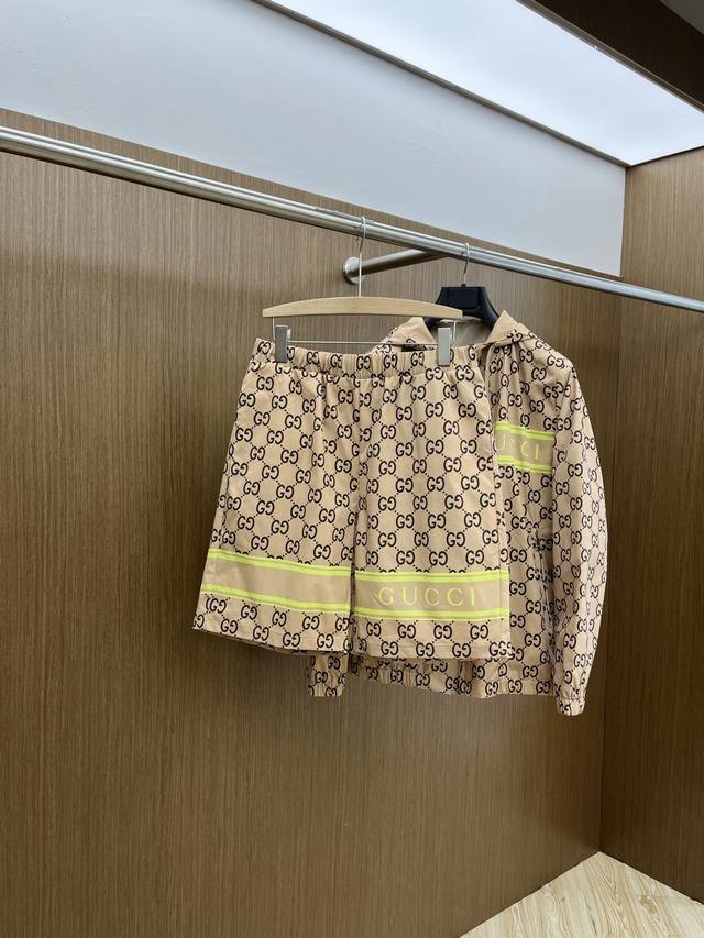 新品外套批380元/件，短裤190元/条，Guc 100Ss秋冬薄款休闲夹克外套短裤套装 采用客供高密度精材质面料，软糯亲肤，抗皱立挺有型，品牌字母Logo，满