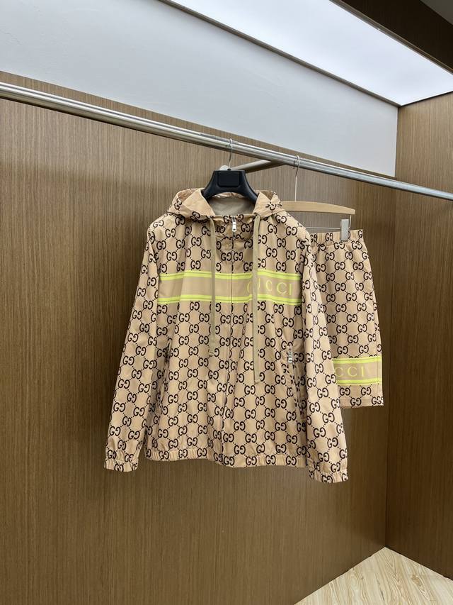 新品外套批380元/件，短裤190元/条，Guc 薄款休闲夹克外套短裤套装 采用客供高密度精材质面料，软糯亲肤，抗皱立挺有型，品牌字母Logo，满满的时尚感；适