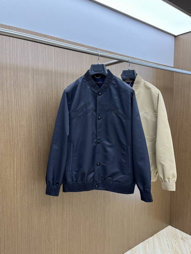 新品批380/件，Lv 高端品质 新款棒球款夹克外套。采用客供高密度精材质面料，软糯亲肤，抗皱立挺有型，品牌字母Logo，满满的时尚感；适合多种穿搭风格；一款不