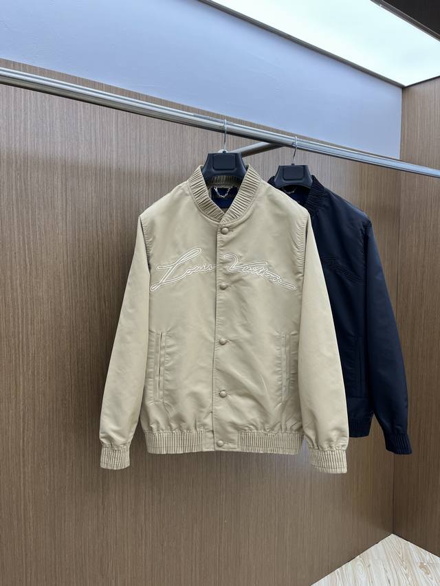 新品批380/件，Lv 高端品质 新款棒球款夹克外套。采用客供高密度精材质面料，软糯亲肤，抗皱立挺有型，品牌字母Logo，满满的时尚感；适合多种穿搭风格；一款不