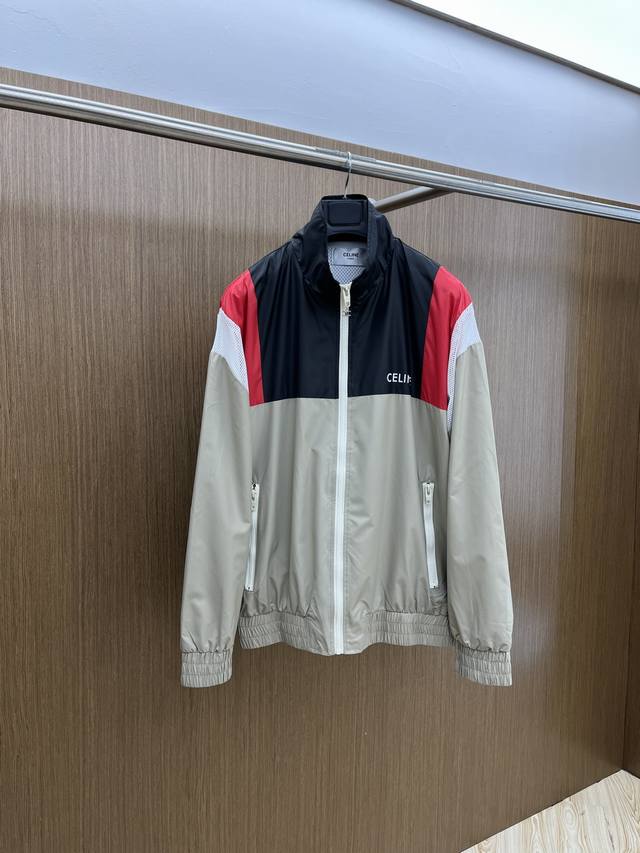 新品批380/件，Celin 高端品质 24Ss秋冬新款立领款夹克外套。采用客供高密度精材质面料，软糯亲肤，抗皱立挺有型，品牌字母Logo，满满的时尚感；适合多