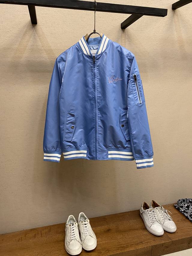蓝色新品批380/件华伦天奴Valentino男士 Valentino 刺绣飞行员夹克 立体裁剪的宽松版型，时髦有型的同时又非常修身显瘦～不管是春秋做为外套穿搭
