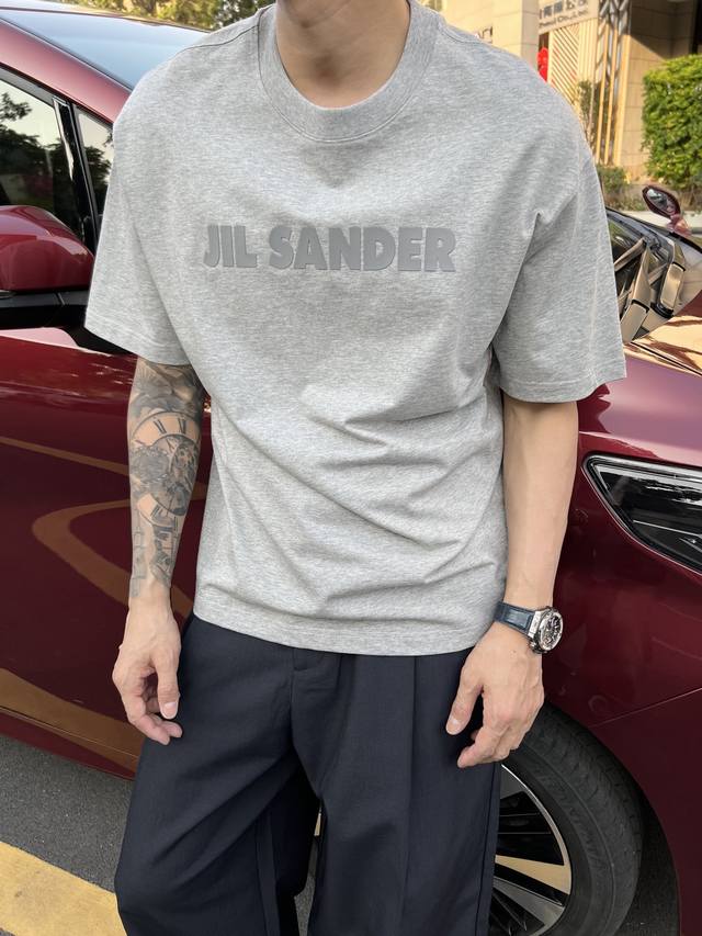 230。Jil Sander 25夏款短袖来咯~字母胶印Logo简约时尚，纯棉材质舒适透气，宽松版型怎么搭都好看 码数：S-Xl