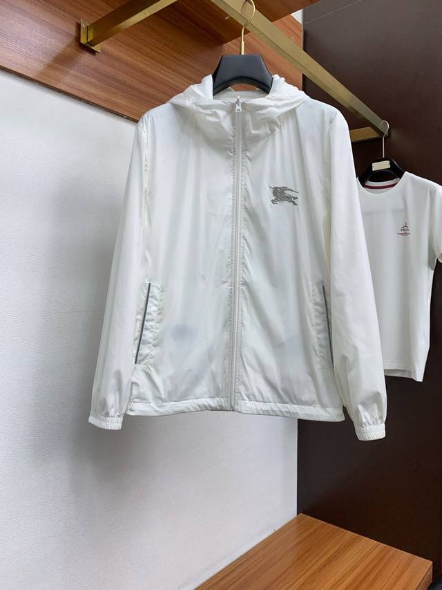 p380。 巴宝莉 2025Fw男士连帽 双面夹克男装外套，休闲日常穿搭单品！上身修饰身形、提花面料将时装美学和新都市商务休闲概念完美融合，通体将意式的干练和户