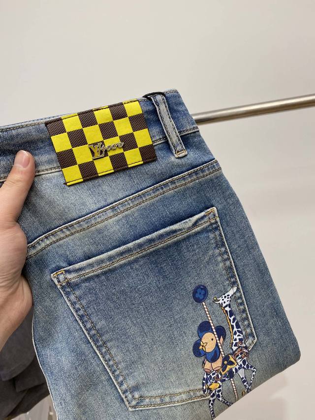 上错价 调整 Lv、2025最新品，专柜同步有售，原单狠货，水洗休闲牛仔裤，进口原版水洗弹力面料，舒适有弹性，原版五金辅料装饰Logo，版型超正，档次极高，专柜