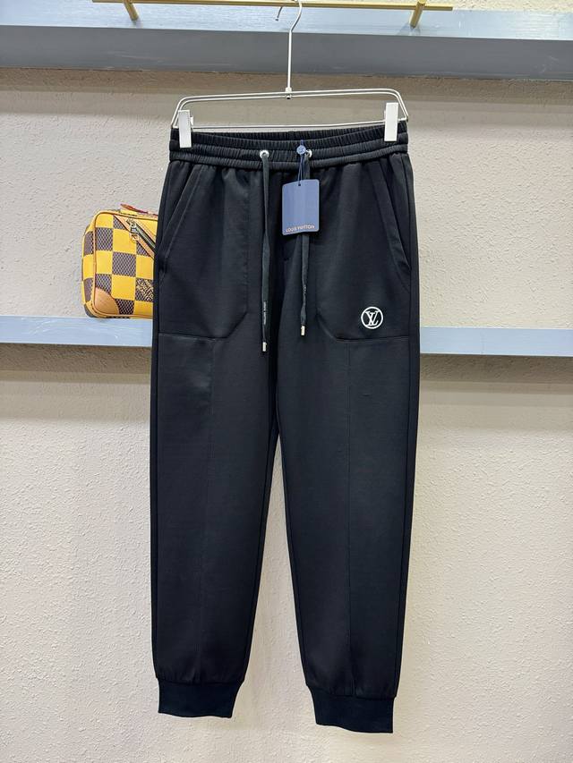 p260 Lv 2025新品爆款休闲裤，选用欧洲进口面料，柔软舒适有质感，原版五金配件，非常炫酷，细节处理精致，上身效果超级无敌赞，潮流百搭。尚选面料匠心而制