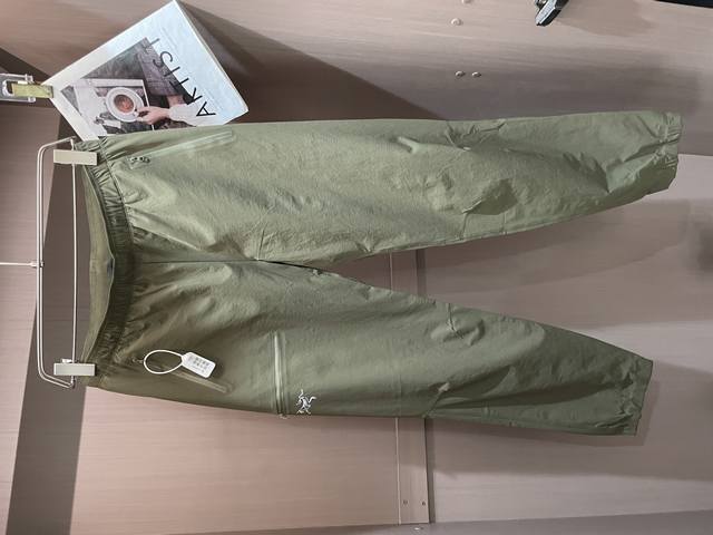 p290 2025春夏款Arc'teryx始祖鸟 Gamma Lt 男子 软壳冲锋裤 鸟家户外运动休闲冲锋裤 专业研发的科技导湿速干面料， 面料在纺织过程中加入