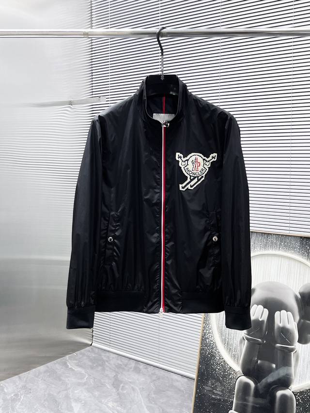 p390 蒙口 Moncler 2025春季新款 立领 夹克 外套，高端版本！专柜定制面料 透气舒适度高，细节无可挑剔，品牌元素设计理念，体现高品质。手感细腻柔