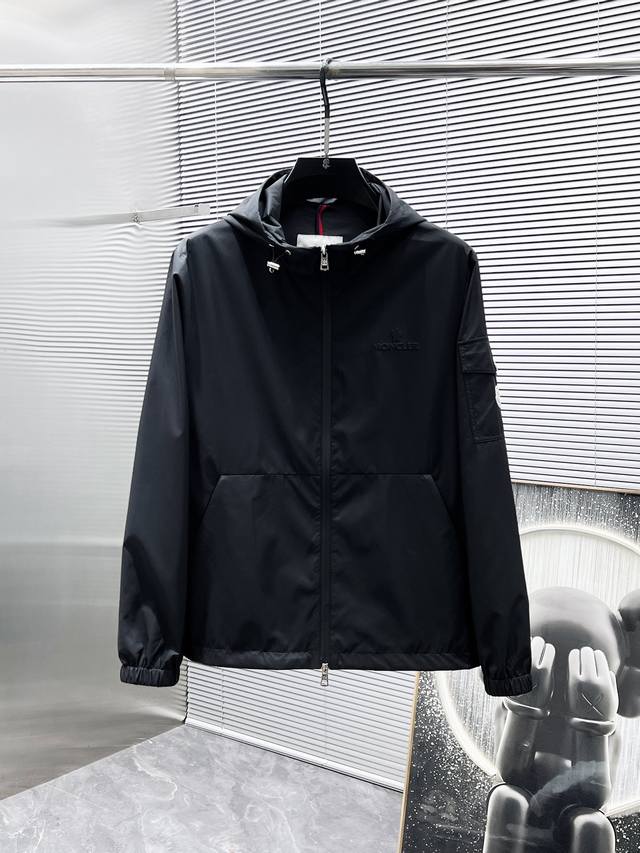 p440 蒙口 Moncler 2025春季新款 连帽 夹克 外套，高端版本！专柜定制面料 透气舒适度高，细节无可挑剔，品牌元素设计理念，体现高品质。手感细腻柔