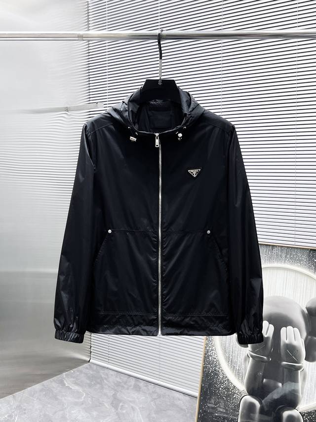 p430 普拉达 Prada 2025春季新款 连帽 夹克 外套，高端版本！专柜定制面料 透气舒适度高，细节无可挑剔，品牌元素设计理念，体现高品质。手感细腻柔软