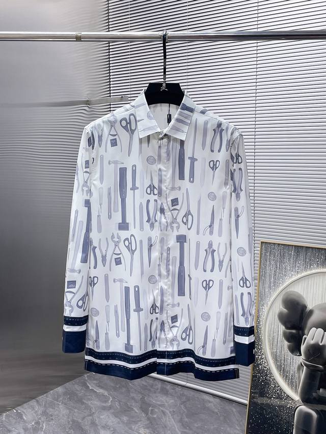p220 芬迪 Fendi 2025Ss新款男士长袖 衬衫 衬衣，高端版本！专柜定制面料 透气舒适度高，细节无可挑剔，品牌元素设计理念，体现高品质。手感细腻柔软