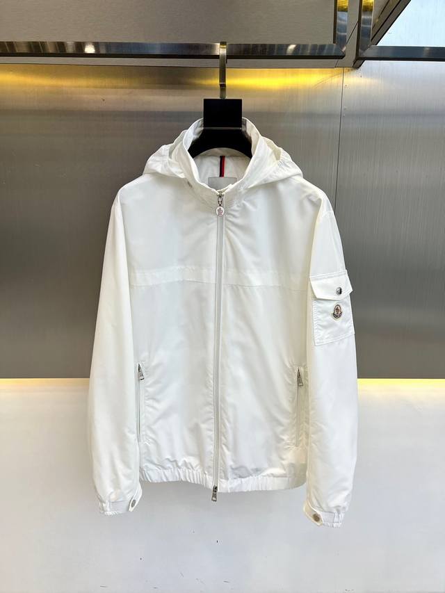 p360 新款上架 prada 普拉达 2025最新款连帽夹克外套 官网同步爆款 高端定制 品质经得起任何形式检验，呈现一种焕然一新，赋予你与众不同的上身体验！