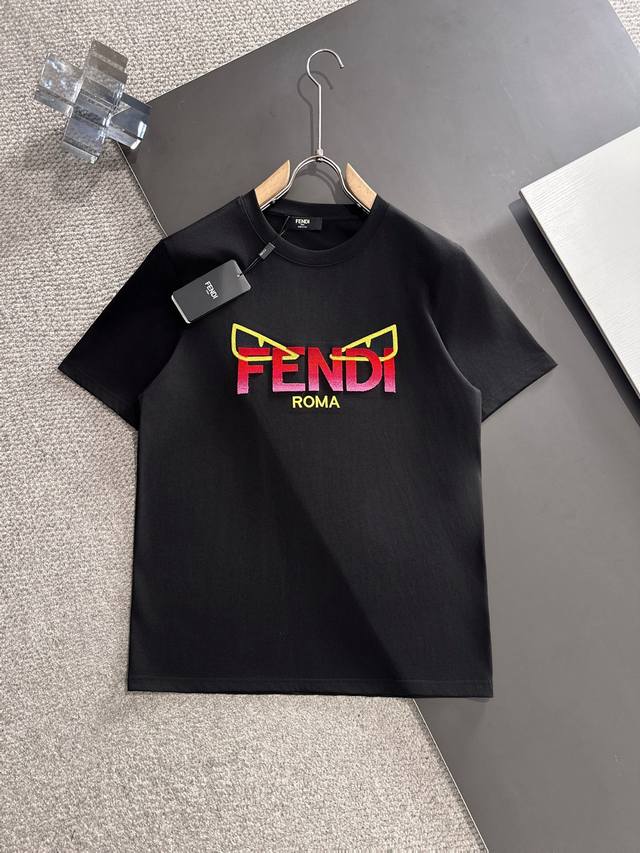 新款 P200 芬迪 高端定制 2025春夏新款首发专柜最新款短袖圆领T恤 高端订制 设计前卫时尚！品牌Logo重工艺毛巾绣设计 高端定制丝光云朵棉面料.手感柔