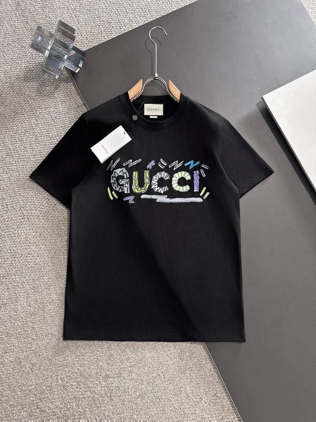 新款 P200 Gucci 高端定制 2025春夏新款首发专柜最新款短袖圆领T恤 高端订制 设计前卫时尚！品牌Logo重工艺手绘设计 高端定制丝光云朵棉面料.手