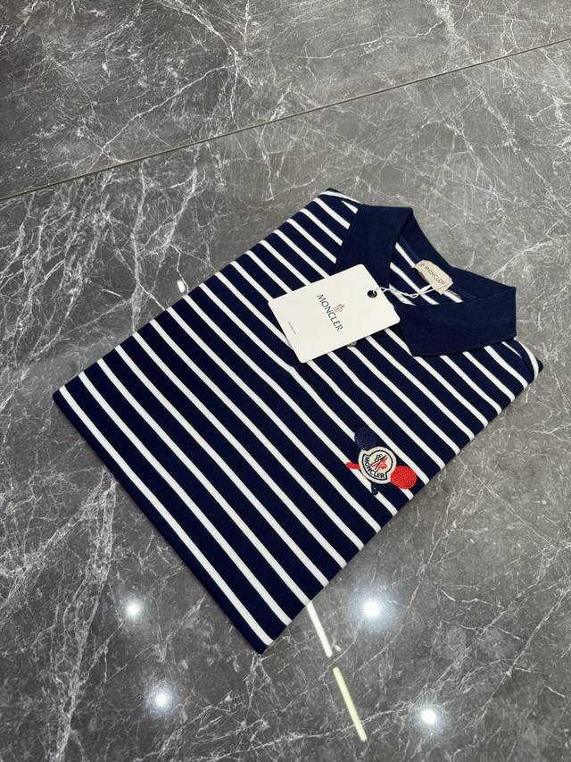 180 moncler 25Ss新款条纹短袖Polo衫！采用100％棉双面珠地面料，拆解纱线分析，订织蜂窝四角网眼胚布，衣领为双系统提花定织扁机制成，有弹性，不