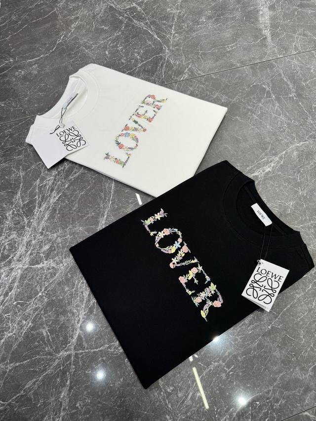 160 loewe 25Ss刺绣Logo短袖T恤！180克迈巴赫爽棉面料，进口机数码直喷，经5次打版调色，由深至浅，渐进过程自然而又丰富，前幅采用进口机立体绣，