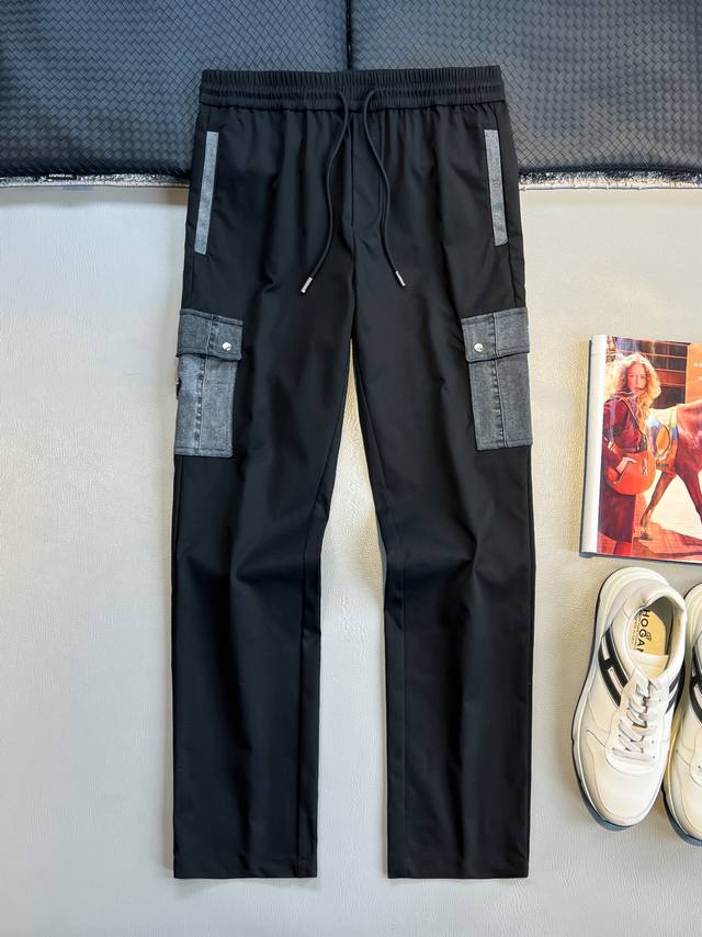 p260 新款上新 普拉达 Prada 2025新品上架 经典金属三角标拼接工装款长裤 高品质面料、特别手感、超级质感 舒适柔软透气 潮流男女同款 长裤 颜色：