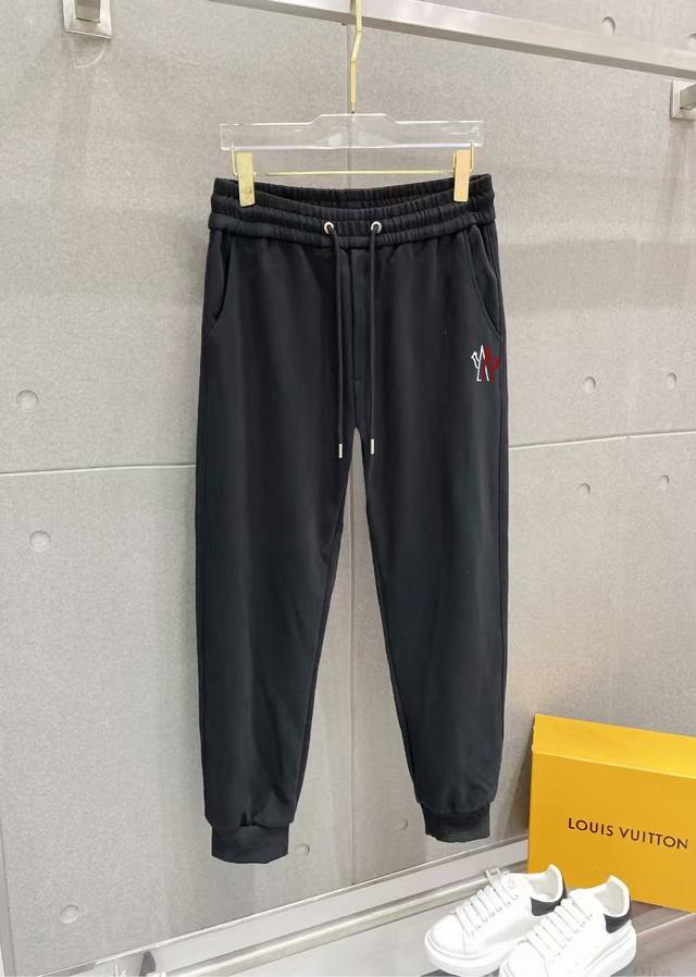 P230 Moncler 加厚新款 2025官网品牌标识Logo印花休闲裤裤。定制纯棉针织400磅复合面料，加厚款 面料舒适松紧腰头,双侧插口袋设计！一款日常穿