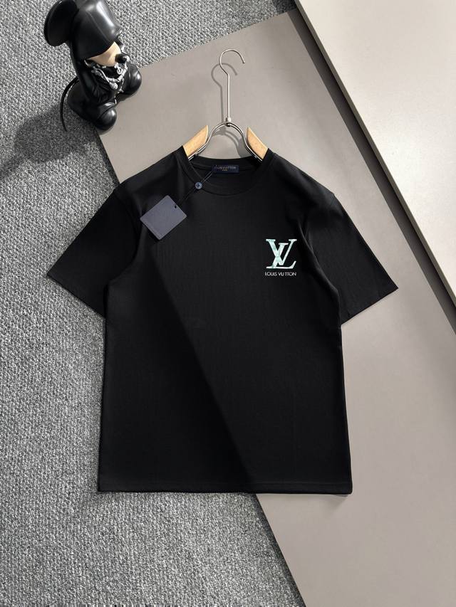 p210Lv/路易威登 2025年春夏新品上新 三标齐全 丝光棉圆领短袖T恤 好货不用过多介绍 看细节 专柜码数：M-Xxxl 175/140建议L