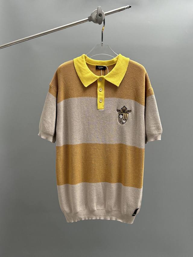 p180 Fendi 针织反领短袖 多色细线平绣工艺点缀。融合了平绣的技法与多色细线的运用，呈现出细腻、丰富且富有层次感的视觉效果。使用了细线，绣品呈现出细腻入