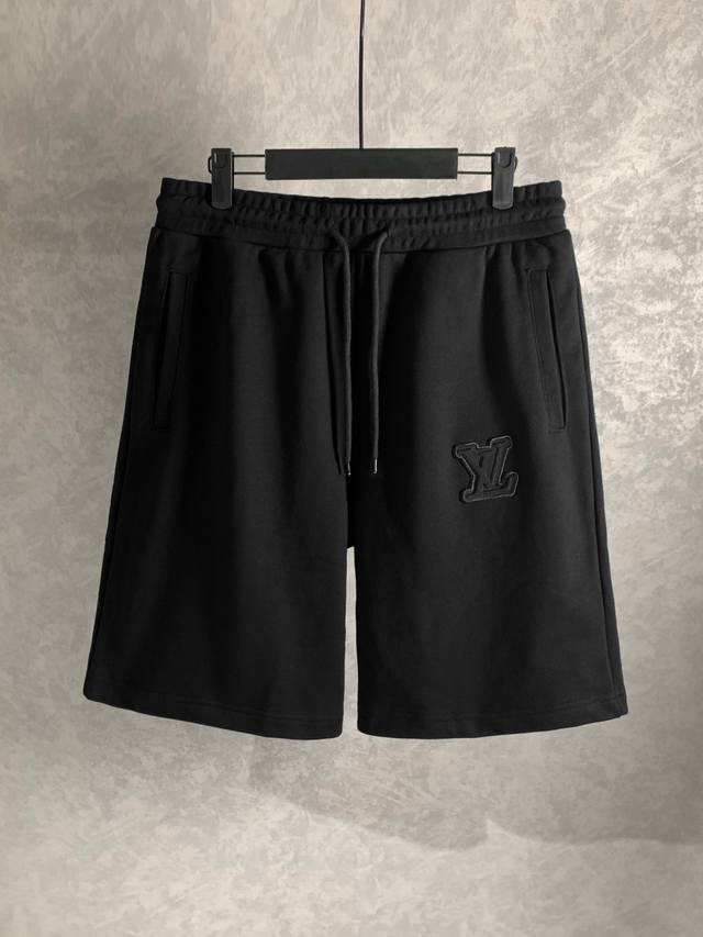 p140 高品质 louis Vuitton/路易威登 微标Logo短裤 采用前幅车章仔，布料采用毛圈纯棉 手感非常舒服 两侧开一字袋 时尚又个性，超级百搭的一