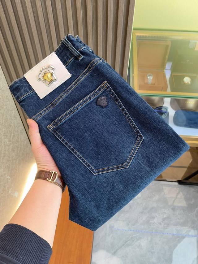 p200 范思哲 新款来袭2630新春爆款新品 专柜有售 实体店极品牛仔裤专柜原版1:1好货，适合各个年龄段。市场最高版本的欧洲进口面料。舒适柔软亲肤，上身效果