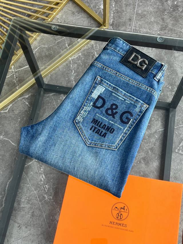 p200 Dg 新款来袭2630新春爆款新品 专柜有售 实体店极品牛仔裤专柜原版1:1好货，适合各个年龄段。市场最高版本的欧洲进口面料。舒适柔软亲肤，上身效果超