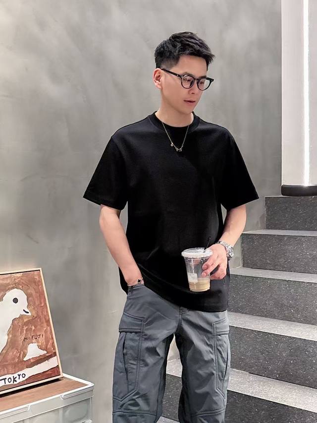 p220 Jf58013Ff短袖系列 季度：2025春夏 颜色：黑色 白色 金铜色 玛瑙灰 石墨灰 尺码: M-5Xl 版型：微阔版型 克重：220克重 兰精莫