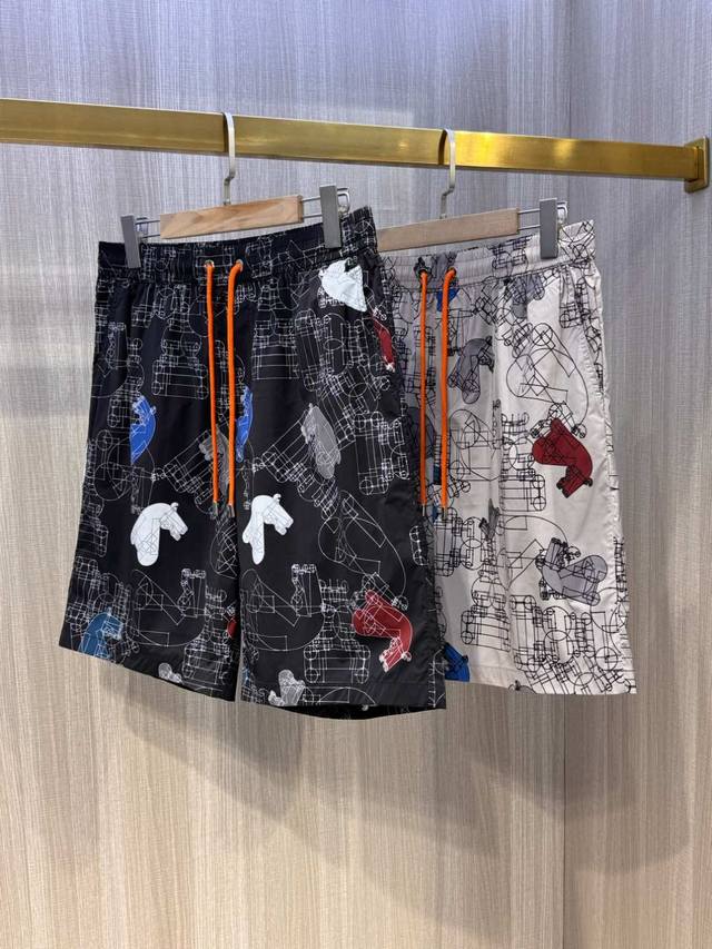 p310，型号Hs003#，爱马家 2025春夏最新通体几何马头印花男士休闲短裤，也可作为游泳裤，沙滩裤穿着；经典抽绳式短裤，通体装饰各式几何马头图案印花，彰显