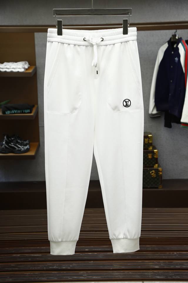 p250 lv。路易威登。 2025 早春男裤、男士休闲裤 细棉加氨纶面料休闲裤，最新款上身版型无敌正！ 绝对可以闭眼收的一款 此款裤子非常百搭，弹力腰围,日常