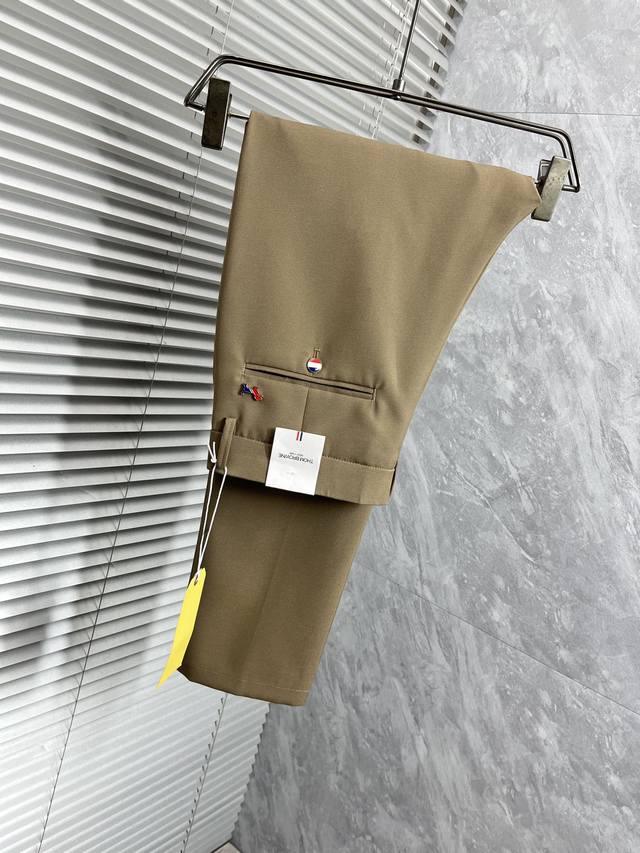 p270Tb休闲裤 西裤2025Ss春夏新款 高级定制裤子专用面料 定制原版五金 重工工艺打造 车工走线精细 定制面料 柔软舒适 质感显著 辅料精美 上身效果超