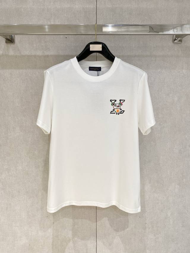 新款 P210 Lv 高端定制 2025春夏新款首发专柜最新款短袖圆领T恤 高端订制 设计前卫时尚！品牌Logo手绘工艺设计 高端定制云朵棉面料.手感柔软.穿着
