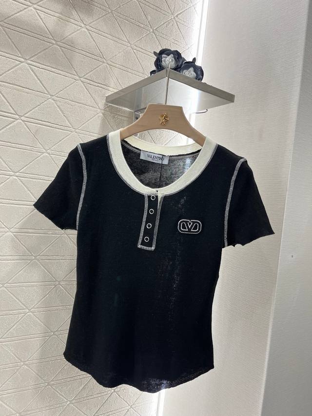 p280顶级原单配包装Valentin*250318按扣修身针织短袖 定制Yb羊毛针织材质 细腻柔软 垂顺亲肤 精致圆领短袖版型 半开襟按扣设计可随意调节开衩高
