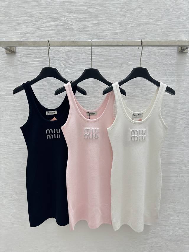 p250顶级原单配包装Miumi*250318早春系列 针织背心连衣裙 少女风减龄又时髦！定位字母提花Logo低调奢华，上身美的不要不要的！ 3色3码Sml。