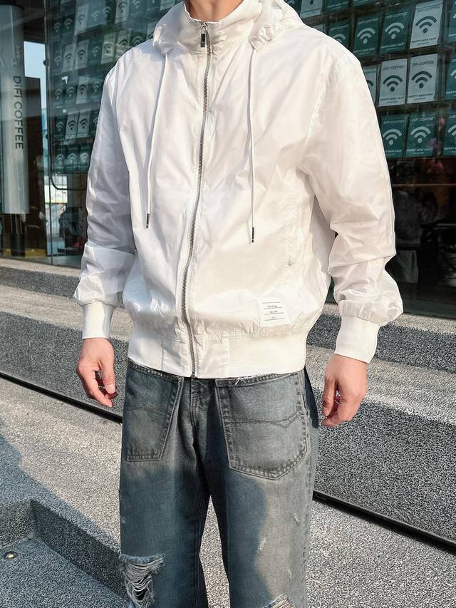 上新 P340。Tb官网同款，三标齐全！2025春夏新款男士夹克外套，时尚休闲高端版本！专柜定制面料 透气舒适度高，细节无可挑剔，品牌元素设计理念，体现高品质。