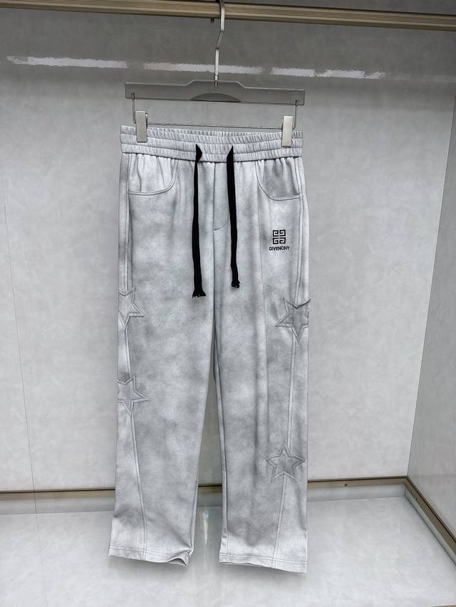 p220 纪梵希 2025春季新款休闲裤！官网同步发售。品牌经典Logo休闲裤，定制面料，舒适度极好，手触感： 烈。辦识度极高，完美品相工艺。尺码M-3Xl