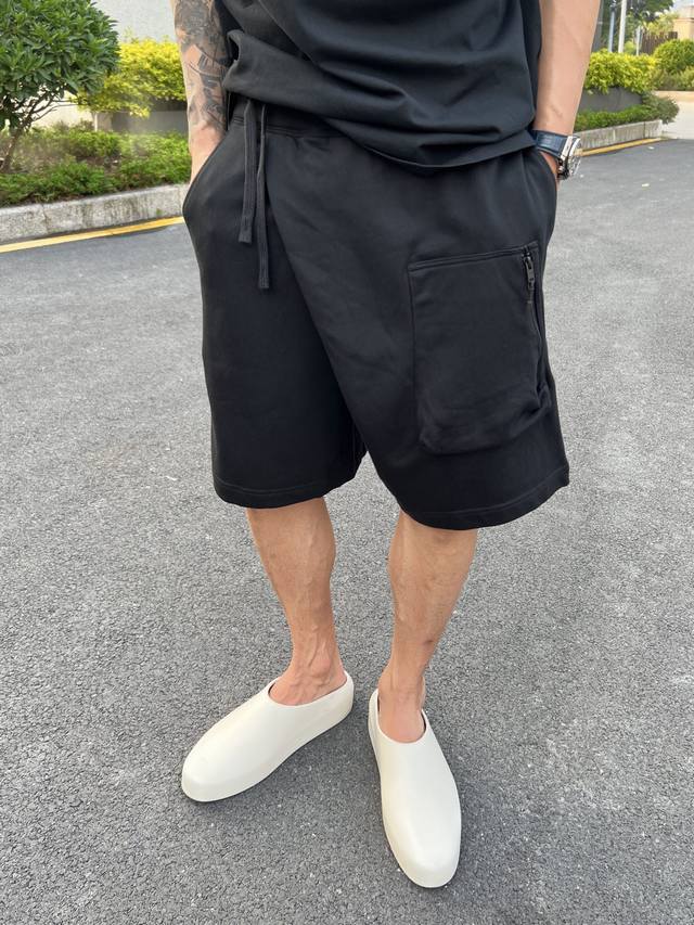 p290。 Y-3山本耀司 ：休闲时装短裤 山本大师的设计立体结构性剪裁风格让简约不再乏味 ，线条流畅、版型立体感十足，诠释山本耀司设计理念及哲学的经典。 品牌