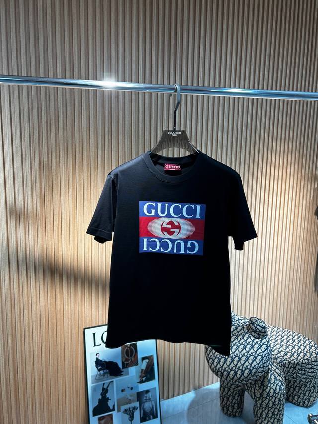 p210 Gucci 2025 春夏新品字母刺绣短袖T恤；定制柜台同步精品面料，胸前采用黑白撞色设计Gucci之字型绣花设计，表示新的一年顺风顺水！一款基础款式