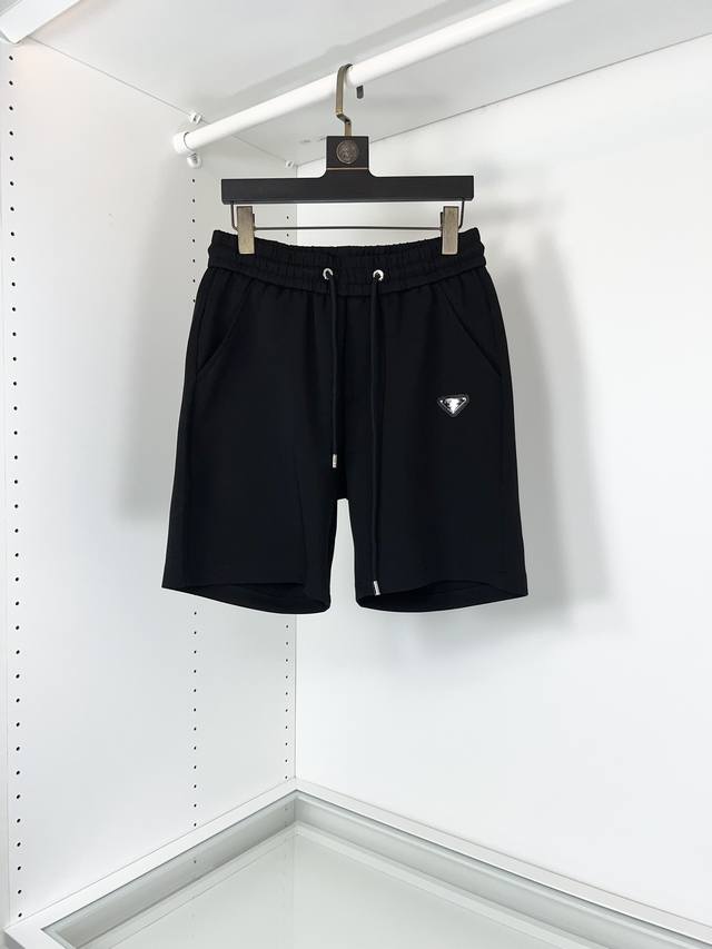 p230 【 Prada* 】普拉达短裤在充满夏日躁动气息的，必须来一款清爽舒适的短裤，这款短裤采用定制进口高科技面料，非常舒适，原版五金吊牌.面料舒适柔软.透