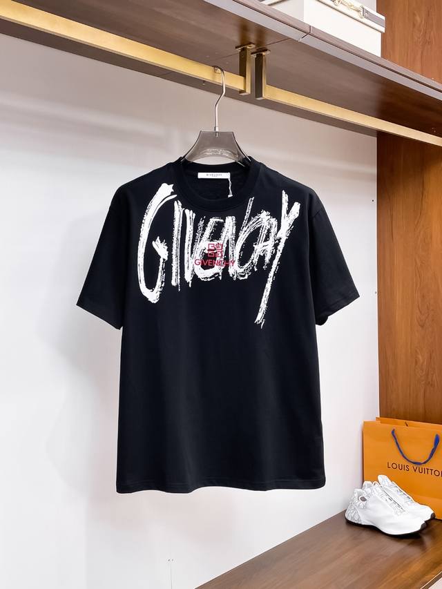 p120 纪梵希 夏季新品，全新工艺，高定面料 玉蚕丝般的丝滑 时尚经典圆领短袖时尚单品设计，更加时尚舒适，高标准定制，上身非常有型，客供辅料，客供进口高档面料